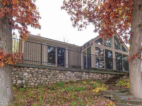 2nd image of 1233 E Crooked Lake Dr