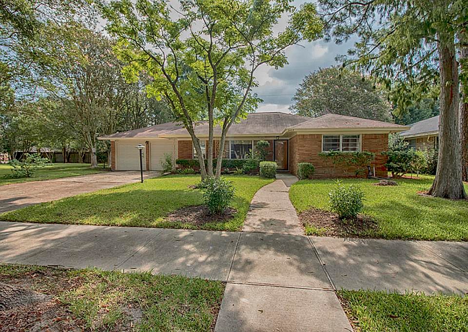 1st image of 2403 Oaks Dr