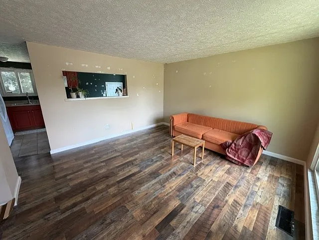 3 bed, 1040 sqft, $1,795 — Photo 3