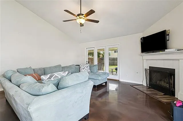 3001 Meadow Lake Dr E — Photo 4