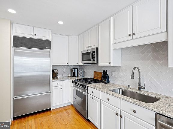 4th image of 16 Rockford Mews Ct