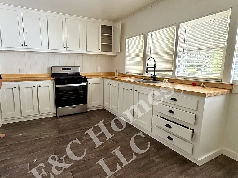 2805 Denver St — Photo 17