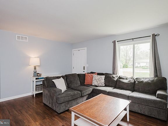 5th image of 122 Penny Ln