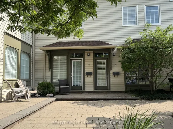 49 Ontario St #8, Grimsby, ON L3M 3H2