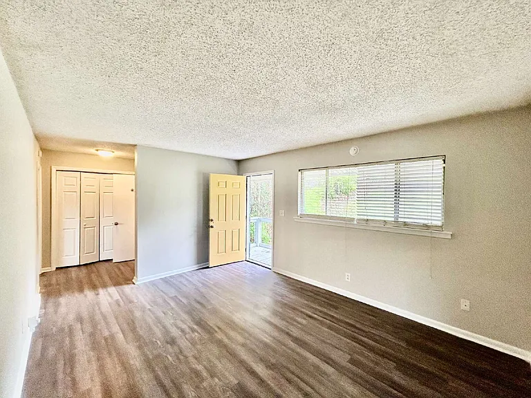 207 Valley View Ave #6 — Photo 2
