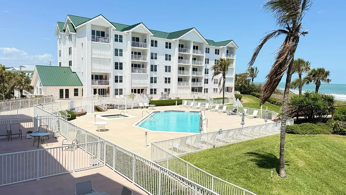 Building Photo - 2700 Ocean Dr #208S