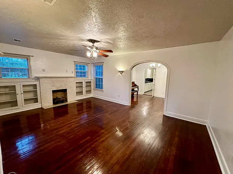 212 W Hunnicutt Ave #1 — Photo 2