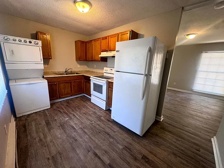927 Fiske Dr — Photo 3