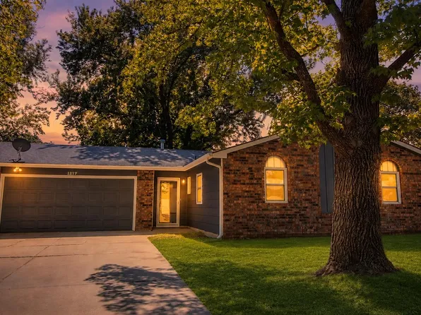 1217 Sunset Dr, Mulvane, KS 67110