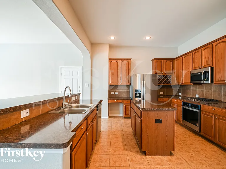 824 Trailwood Dr — Photo 7
