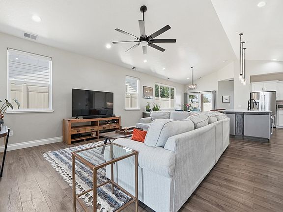 5th image of 526 Desert Peach St