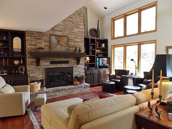 4th image of 26 Forfar Cir