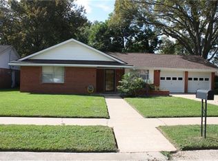 205 Anglewood Ct, Angleton, TX 77515