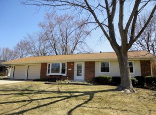 203 S Braintree Dr, Schaumburg, IL 60193