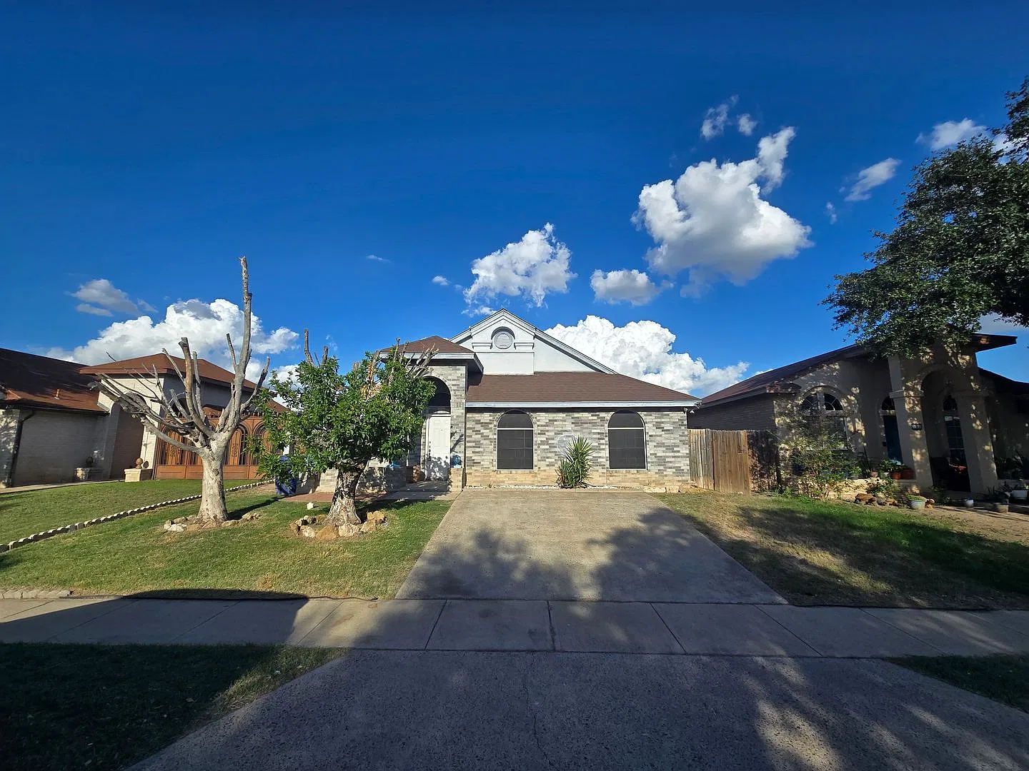Mines Road Area! Four Bedroom Available! — Photo 1