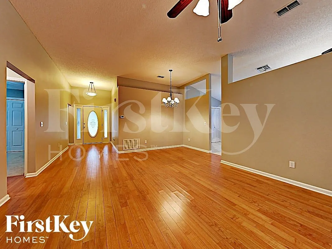 4 bed, 2.0 bath, 1761 sqft, $2,445 — Photo 3