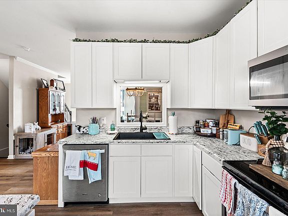 5th image of 102 Dundee Pl