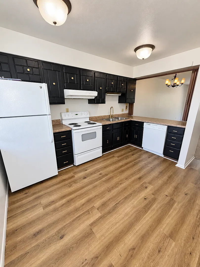 Take $625 Off 1st Month & App Fee Reimbursed! Updated Belmont Townhome $1250/$1250 — Photo 3