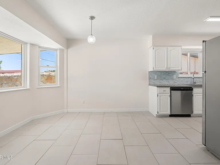 936 Oneida Dr — Photo 6