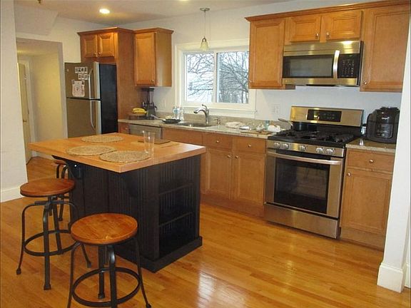 4th image of 371 Cherry St
