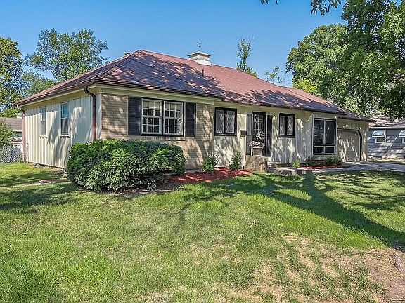 2nd image of 609 S Honeysuckle Dr