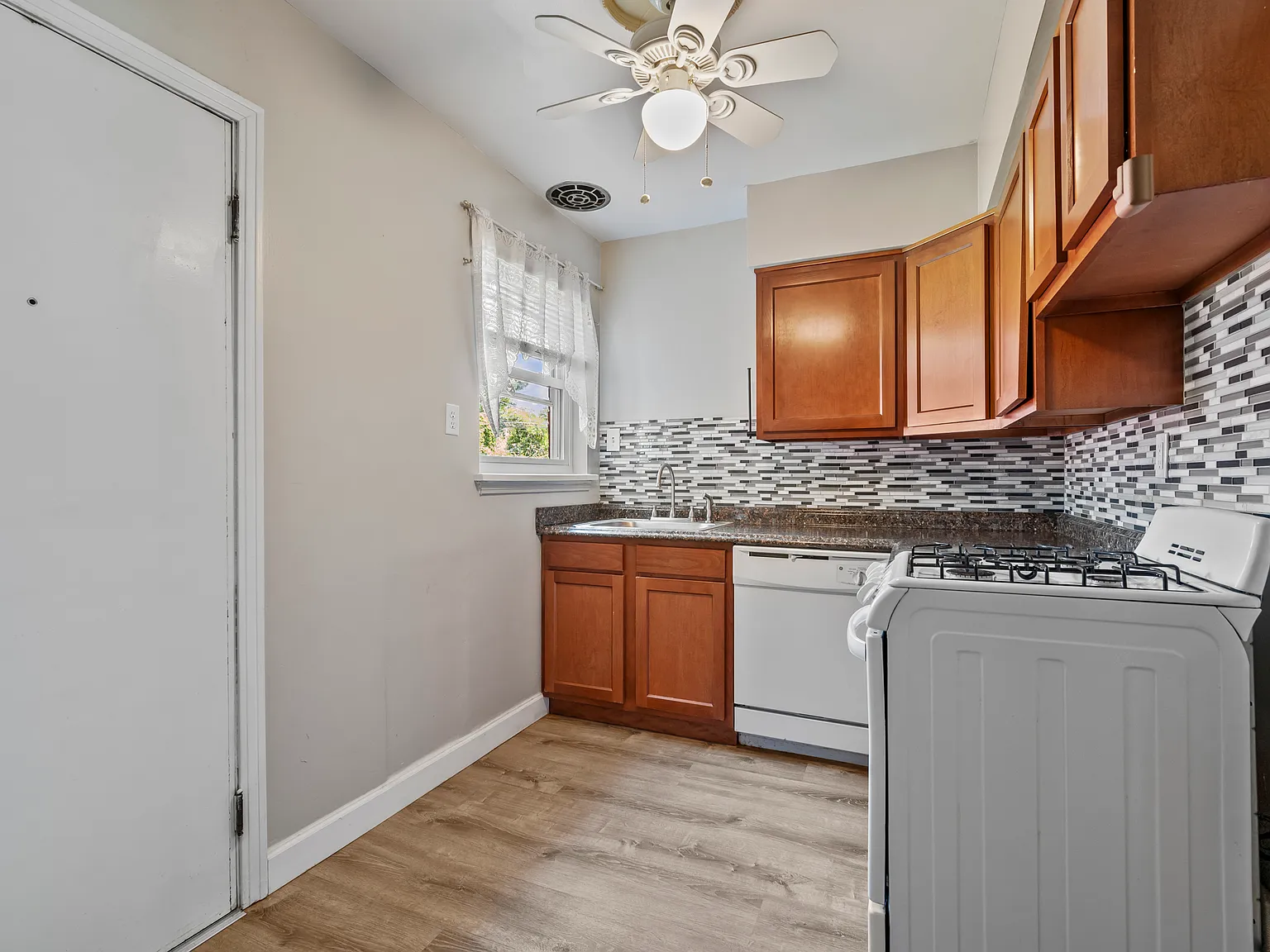 1441 Lincoln Way - B — Photo 4