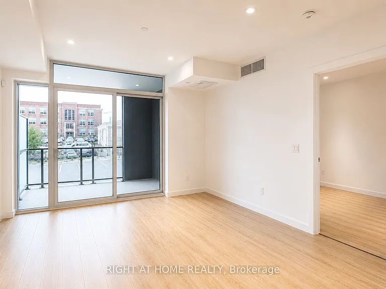 741 King St W #101 — Photo 10