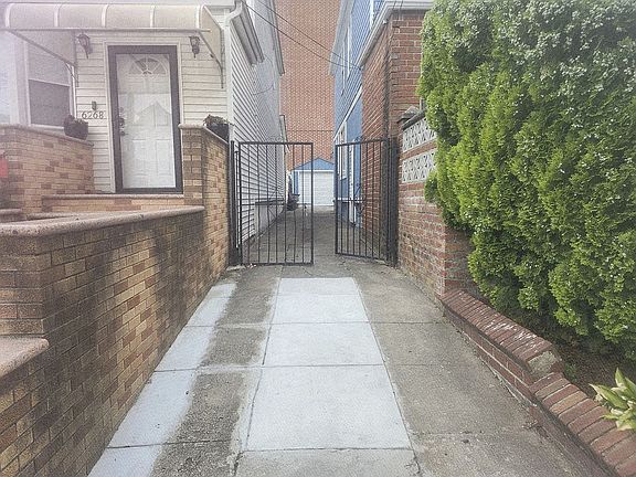 entrance of driveway