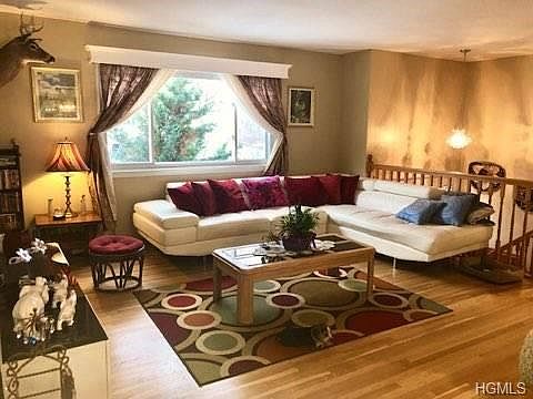 3rd image of 31 Dorothy Dr