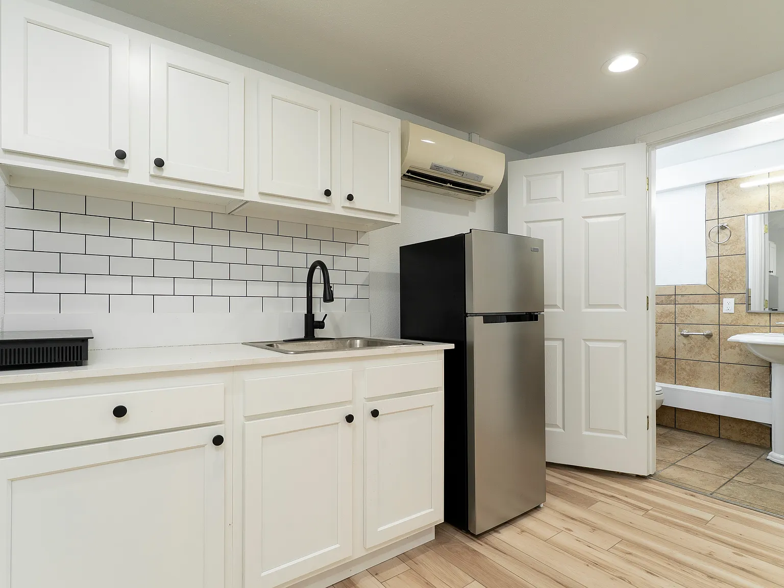 Studio, $695 — Photo 1