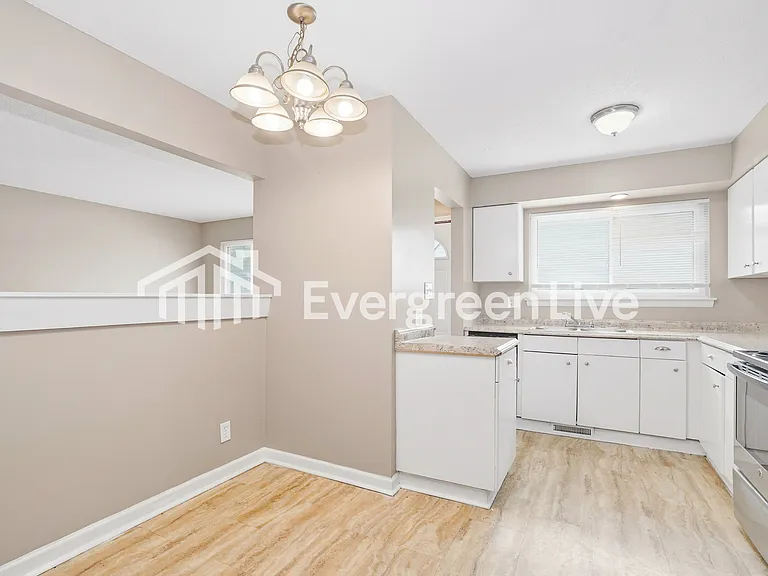 4928 Comstock Dr — Photo 7