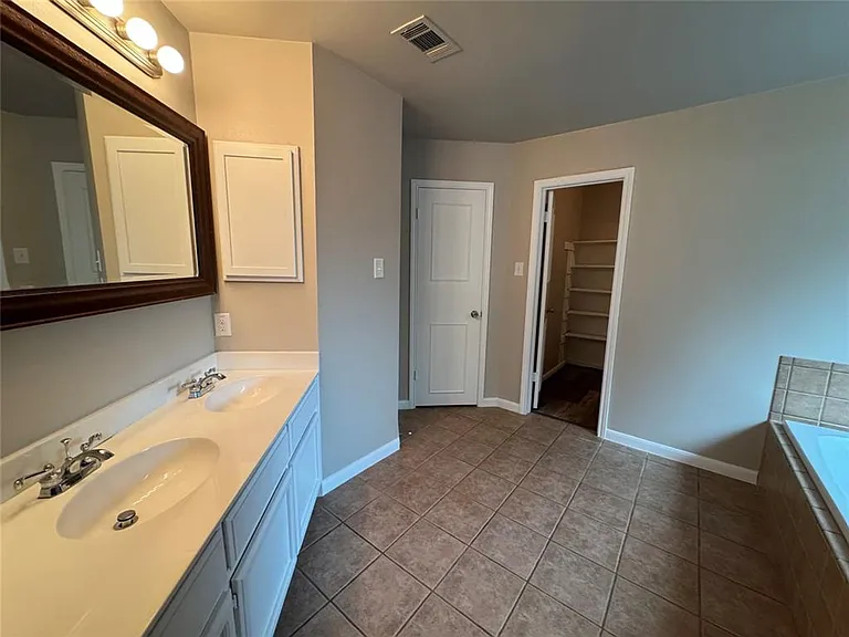 502 Green Valley Cv — Photo 10