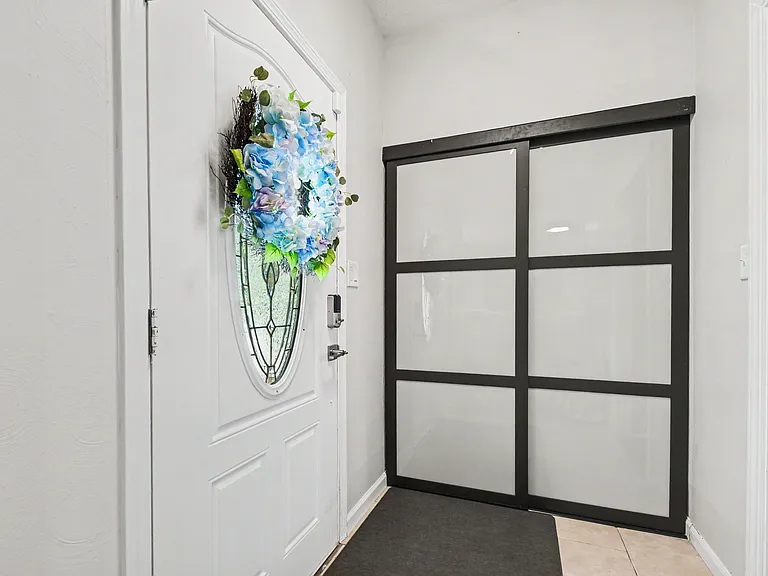 1533 Medford Ln — Photo 3