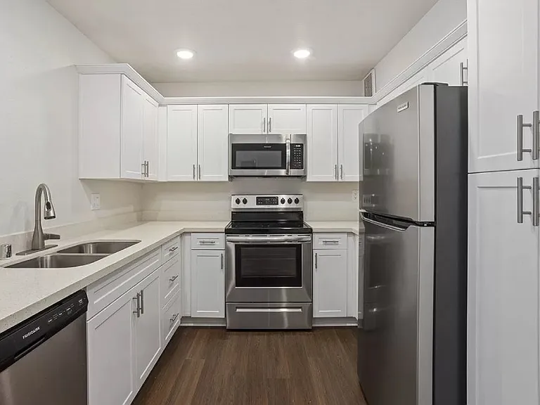 La Regencia Apartments — Photo 37