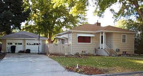 House w / 2 car Garage