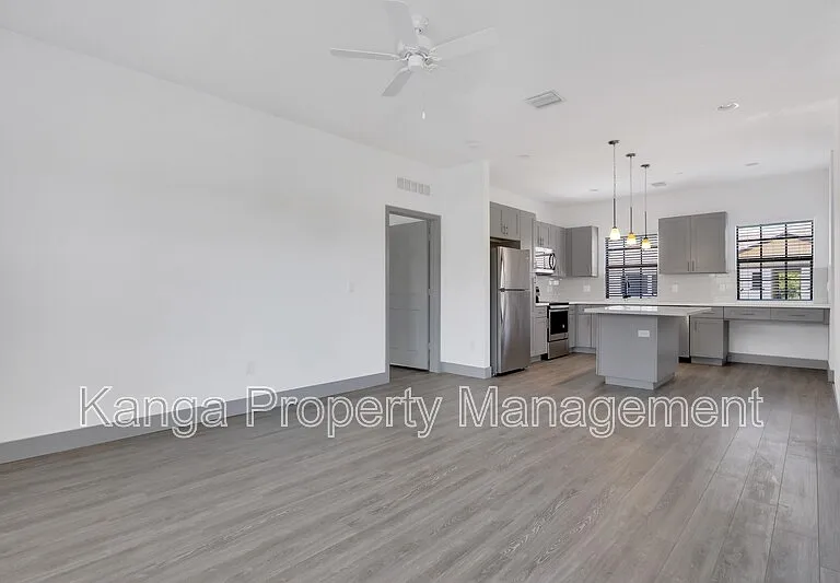 540 NE 14th Ct #104 — Photo 5