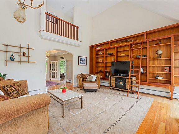 3rd image of 55 Chestnut Hill Road