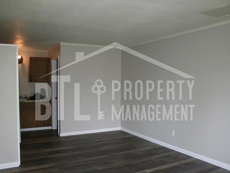 208 S Old County Rd — Photo 2