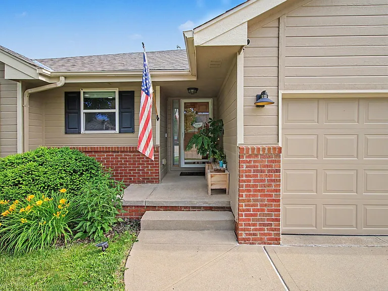 4615 Springview Dr — Photo 2