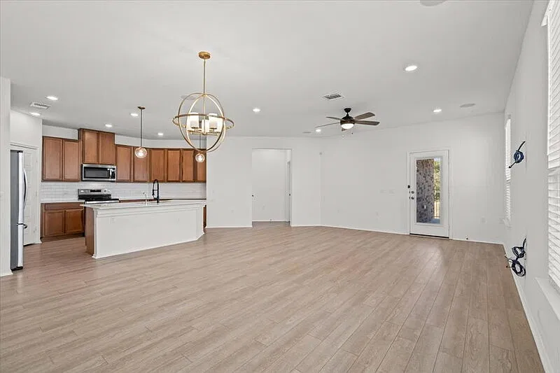 3 bed, 2.0 bath, 1537 sqft, $2,050 — Photo 3