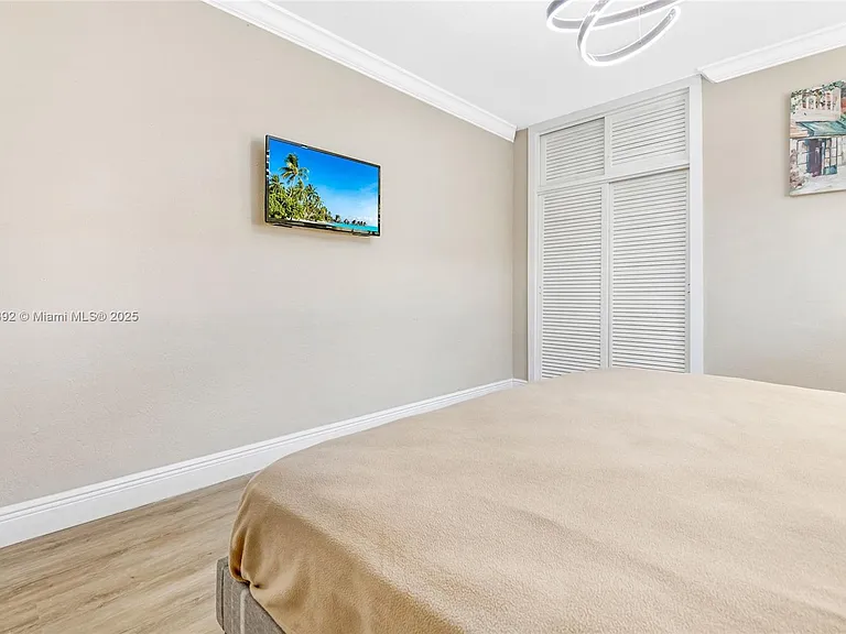 5740 NE 19th Ave — Photo 25