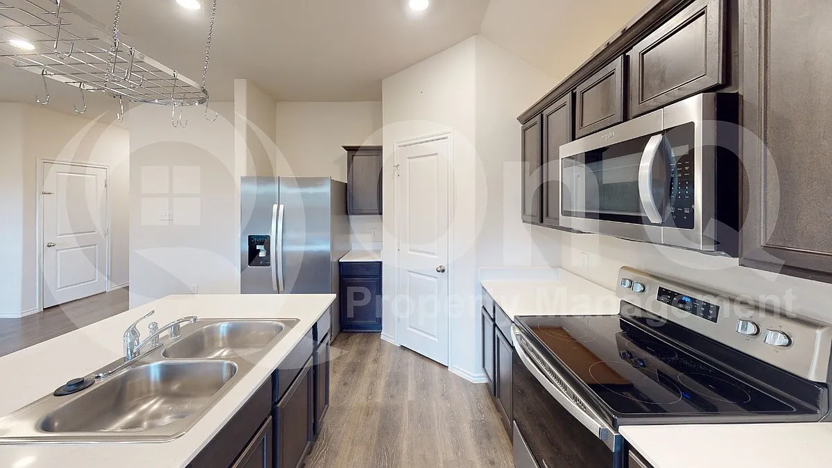3 bed, 2.0 bath, 1302 sqft, $1,799 — Photo 3