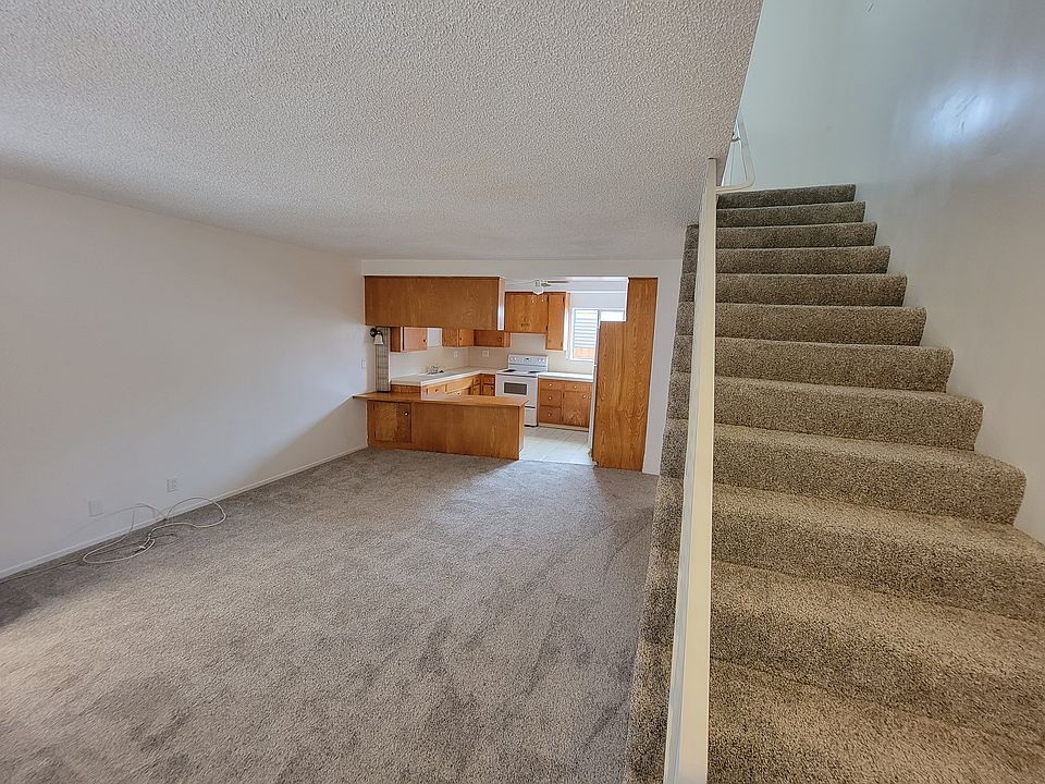 Large great room, new carpet throughout