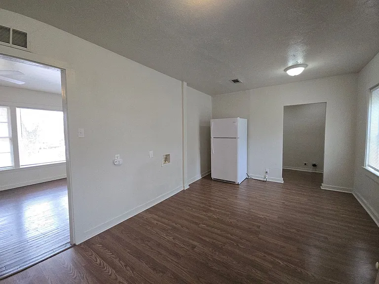 1307 E Avenue H — Photo 8