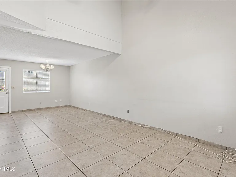 407 E Pecan Rd — Photo 6