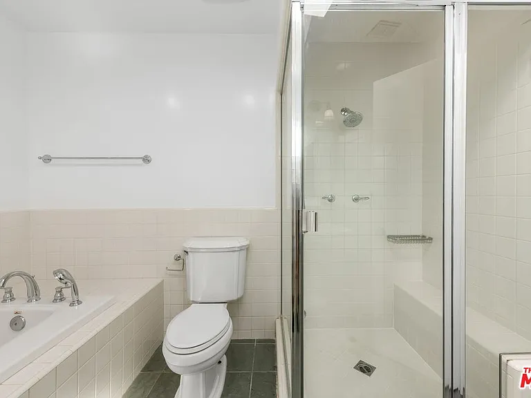 1836 N Doheny Dr — Photo 32
