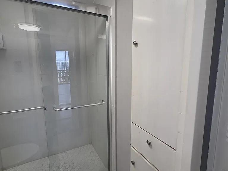 2nd Private Bedroom's Private Bathroom
