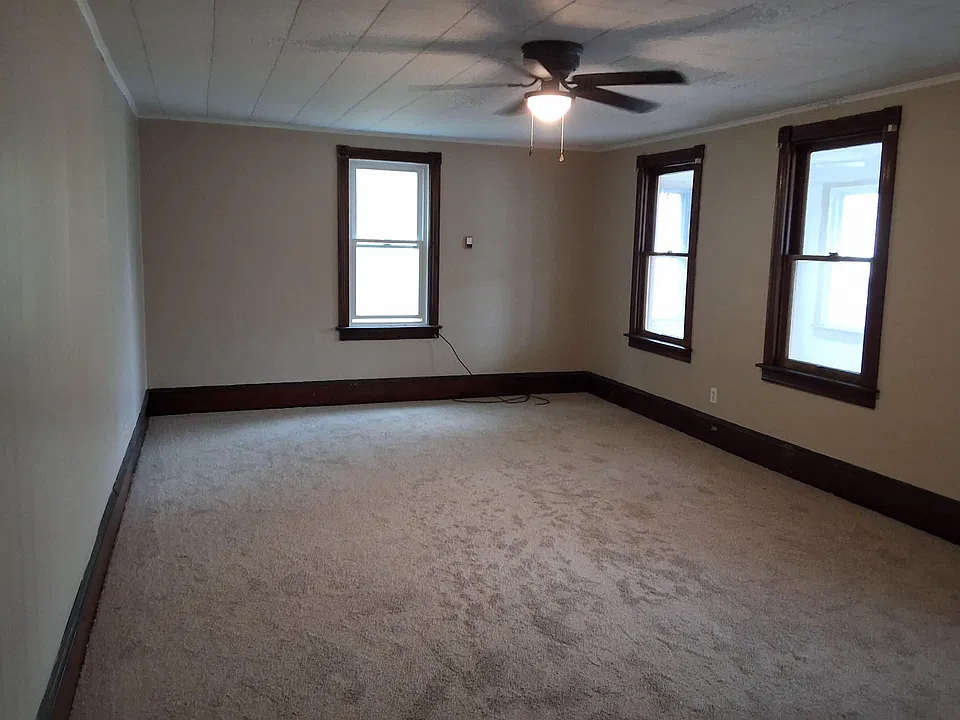 Living room-new carpet and repainted
