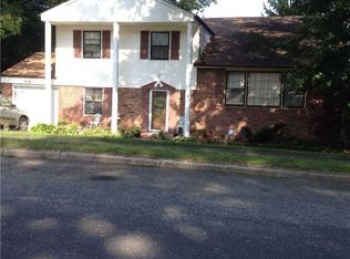 41 Willow St, Selden, NY 11784