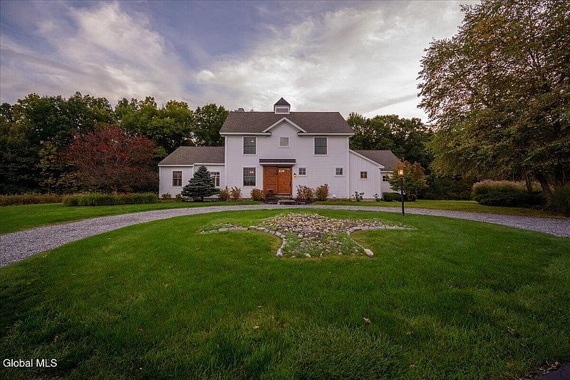 2nd image of 13 Saratoga Farm Road